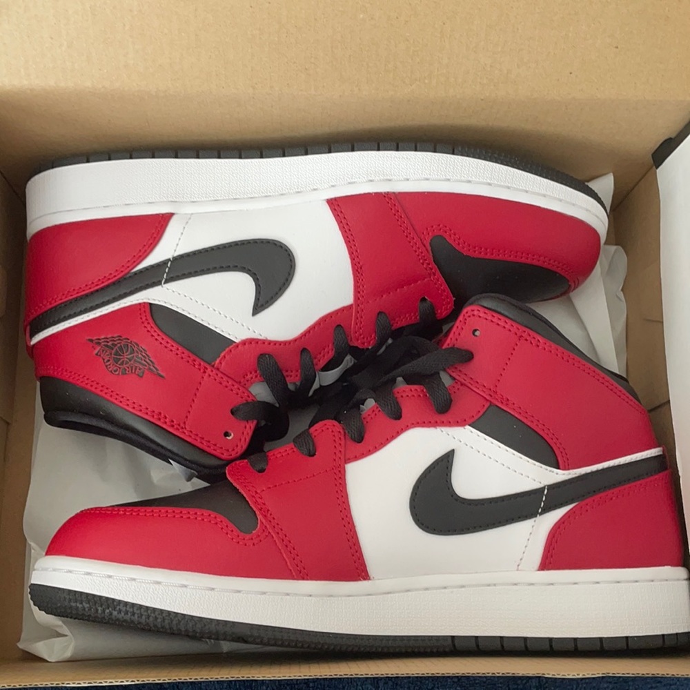 chicago black toe jordan mids